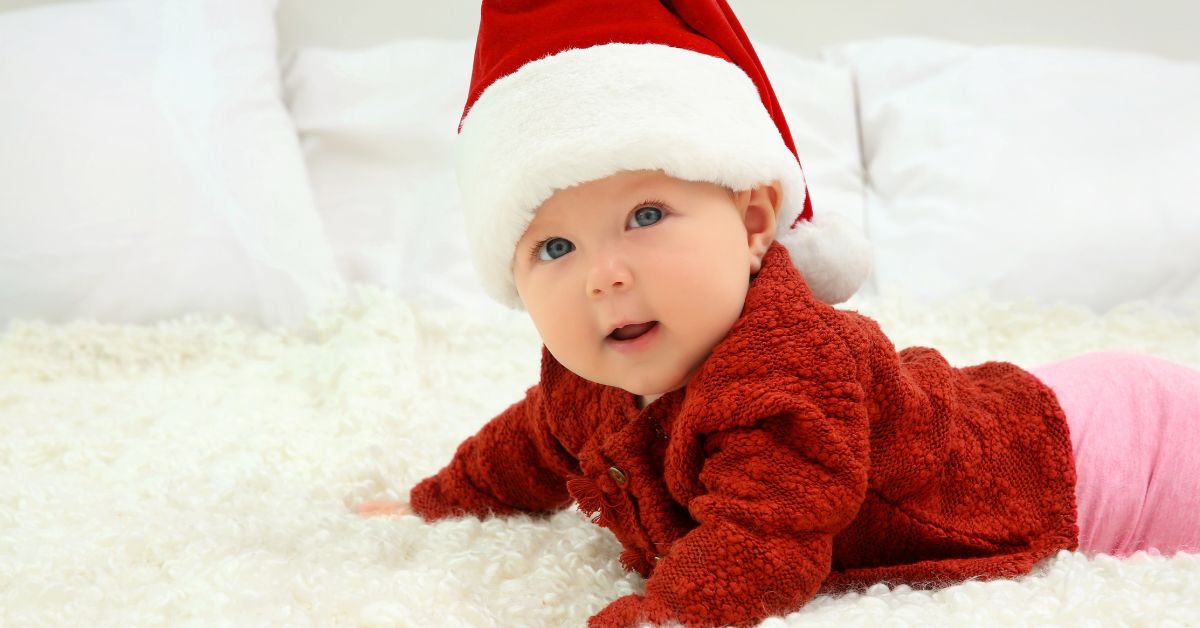 Beba u odelu Deda Mraza