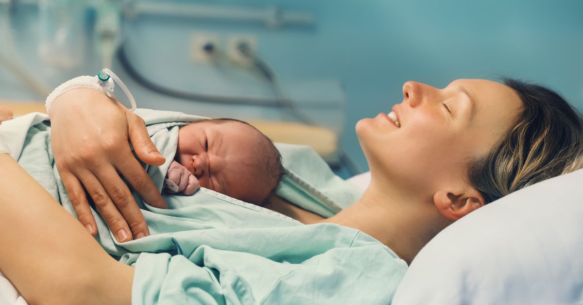 žena sa bebom na porođajnom stolu