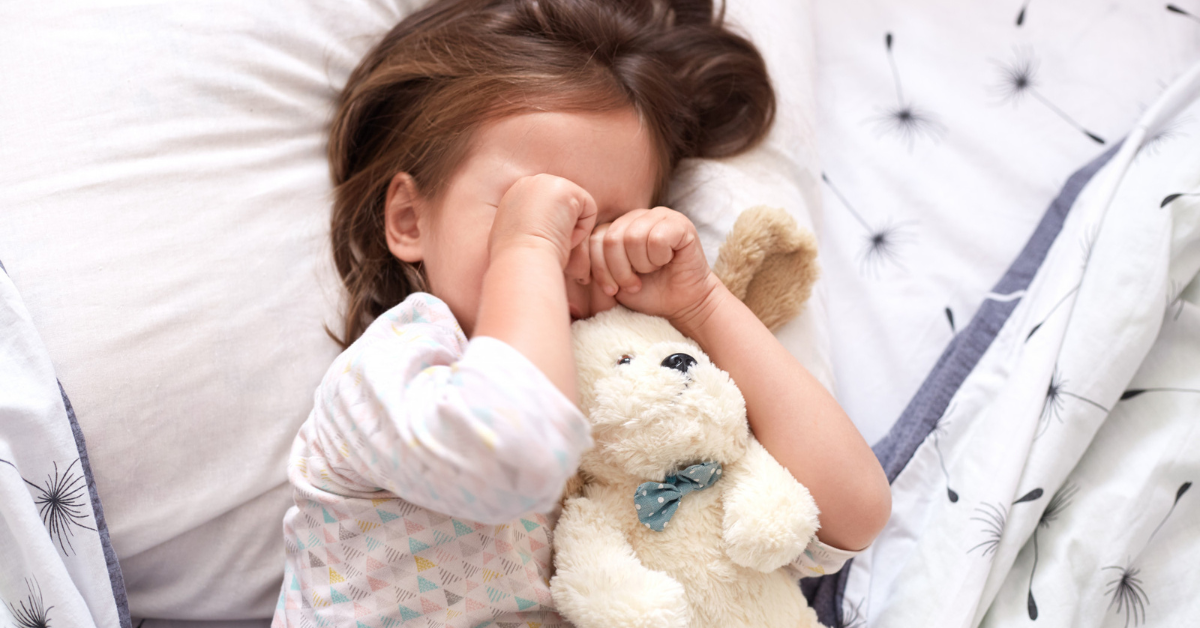 Dete se prubudilo trlja oči