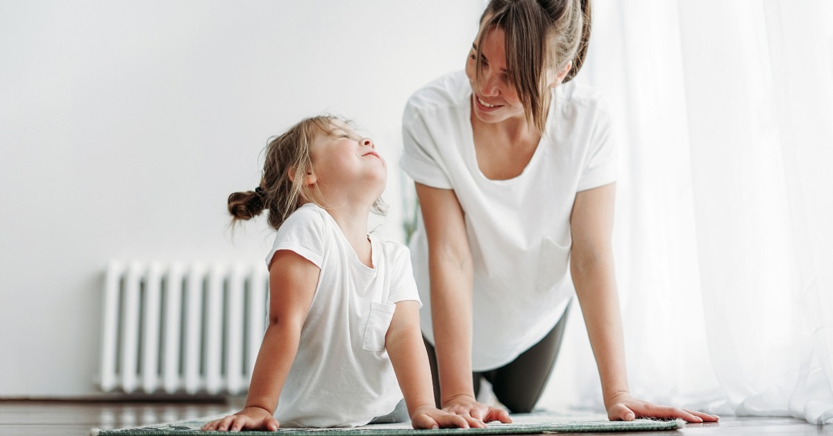 mama radi jogu sa ćerkom