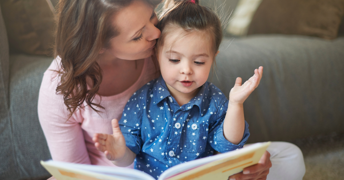 mama i ćerkica čitaju knjigu