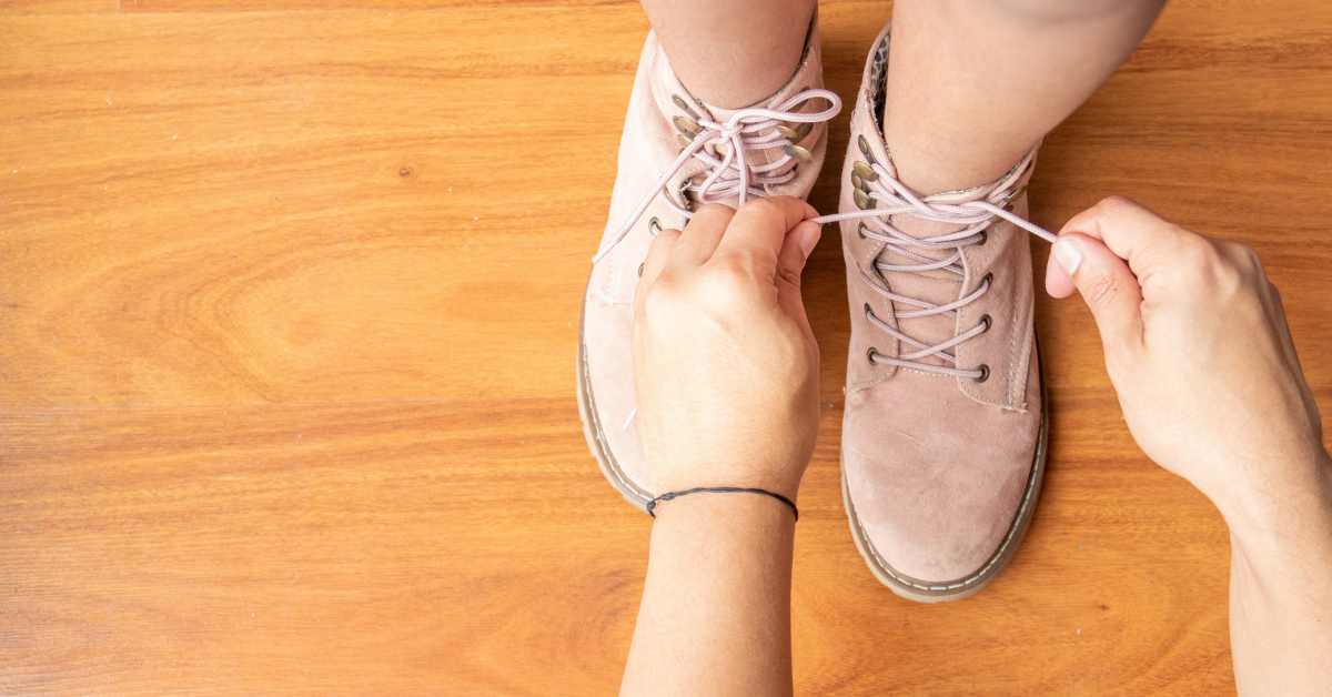 Vezivanje pertlu detetu