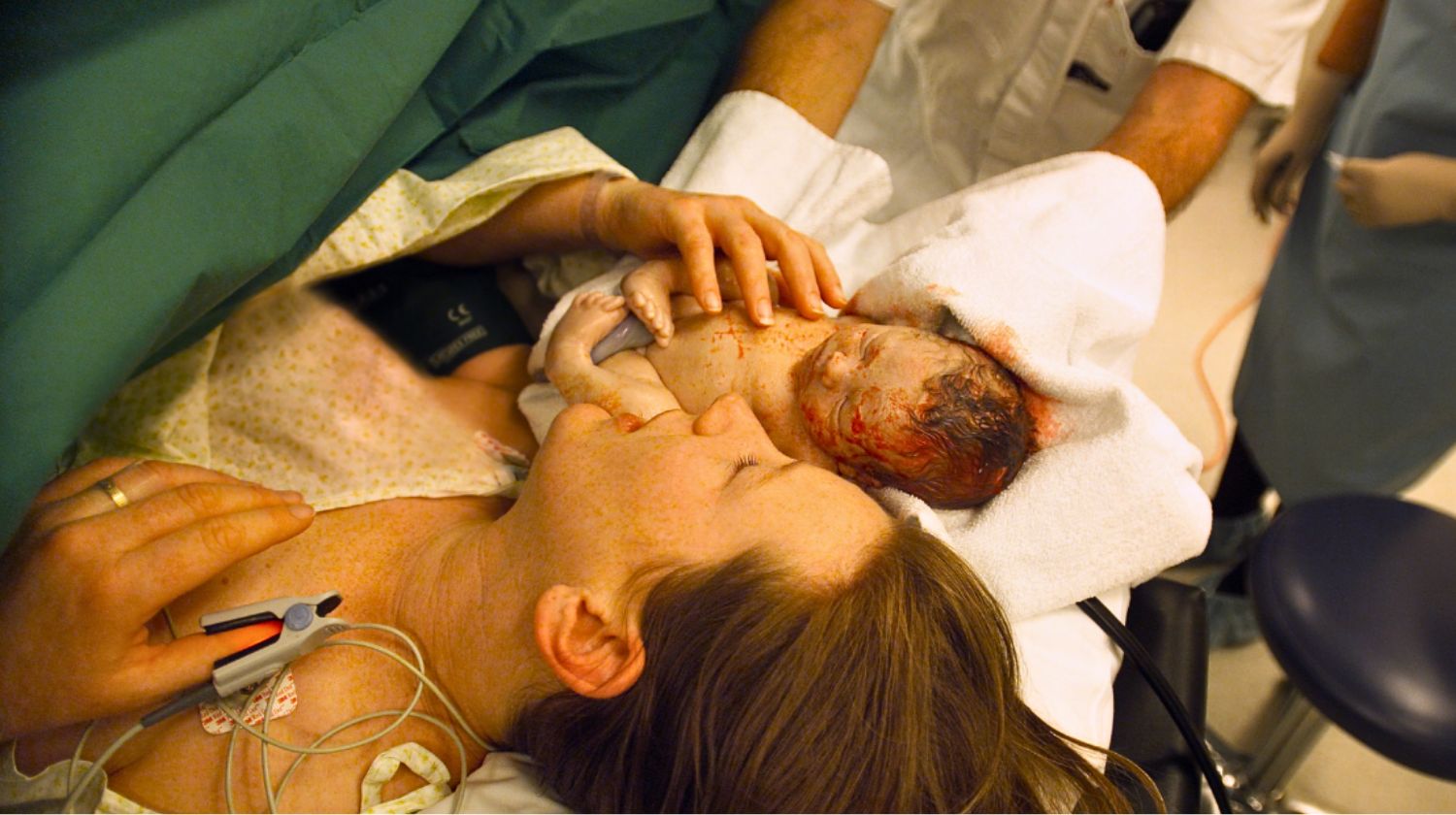 Doktori daju tek rođenu bebu majci