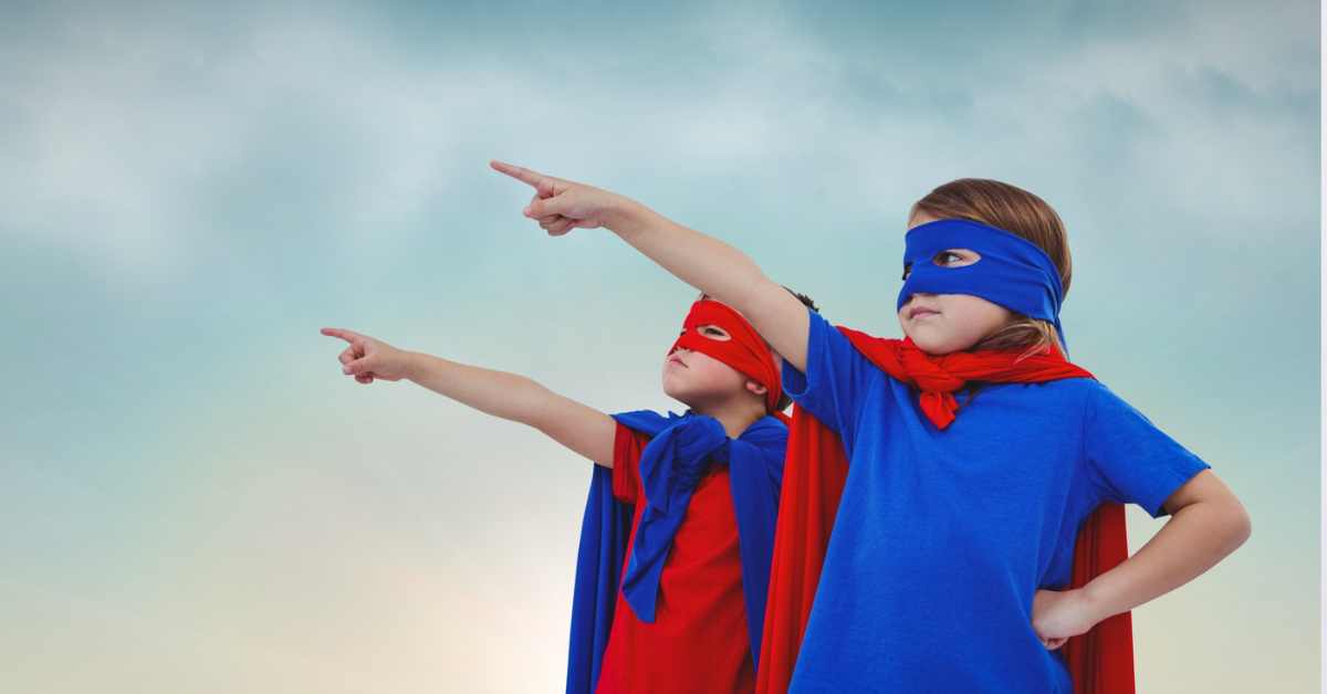 dečak i devojčica obučeni u superheroje