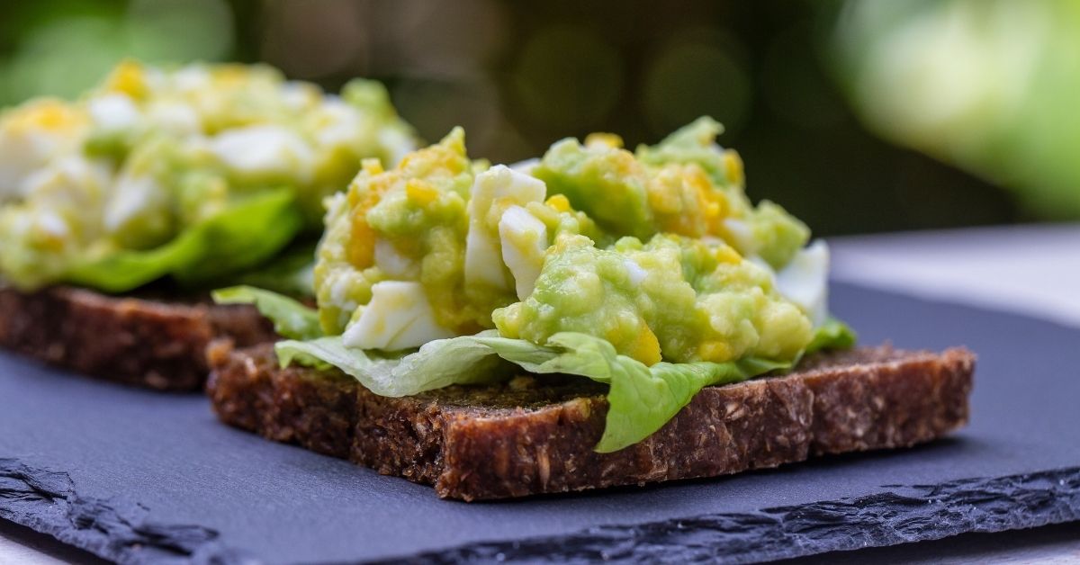 Salata od avokada i jajeta na tostu