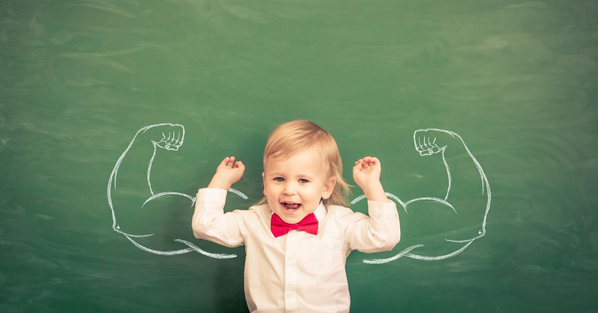 Mali dečak pokazuje mišiće