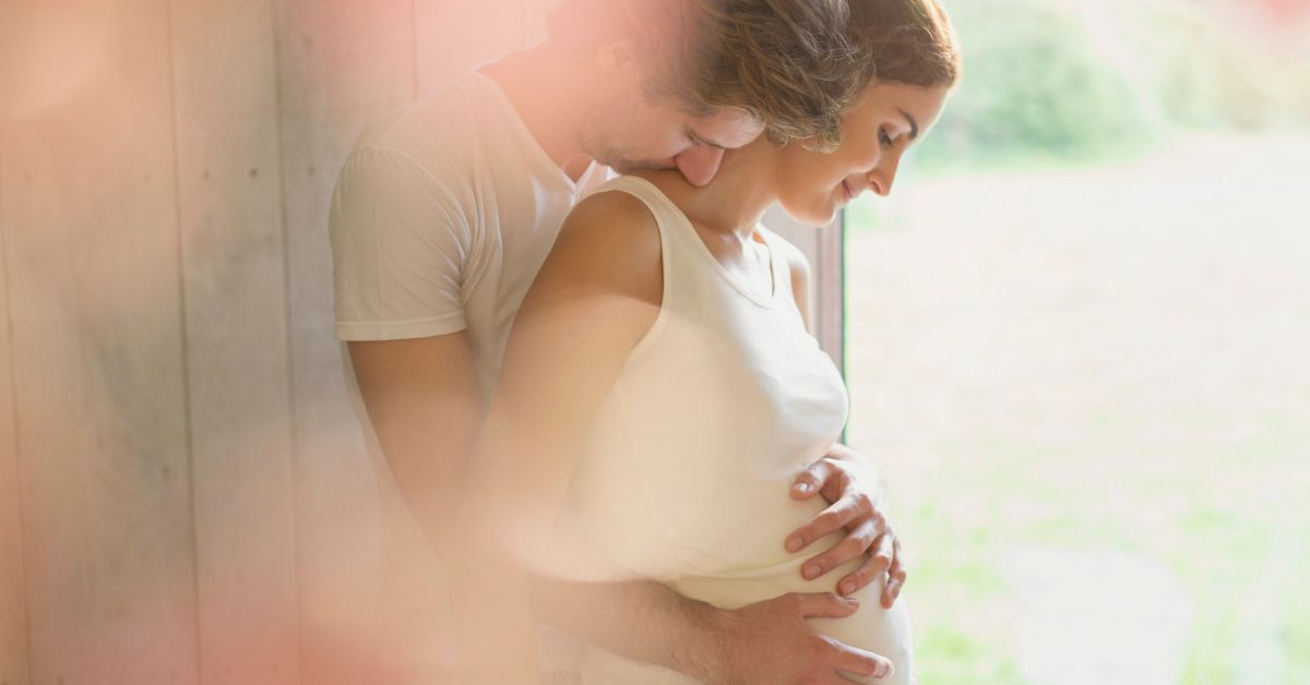 Muškarac grli trudnu partnerku