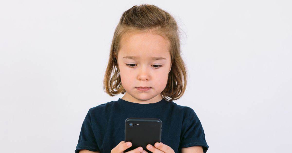 dete sa mobilnim telefonom