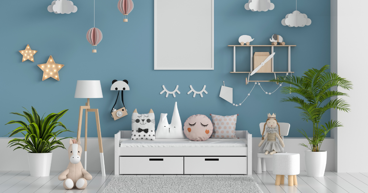 decija soba plavi zid, komoda i biljke