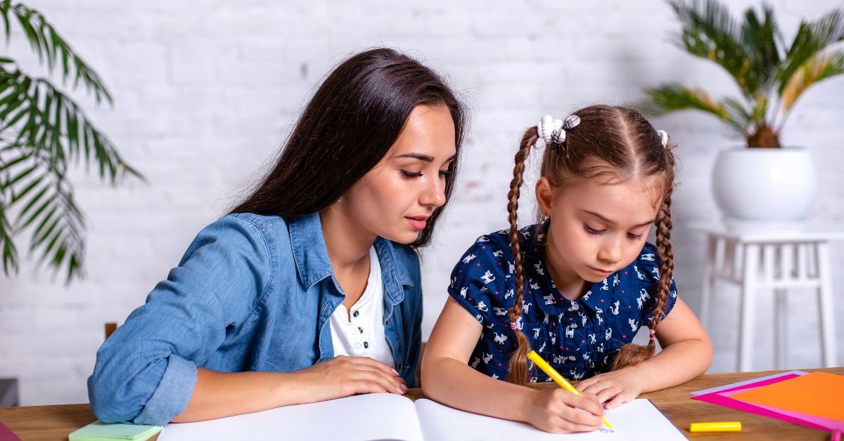 mama objašnjava domaći zadatak ćerki