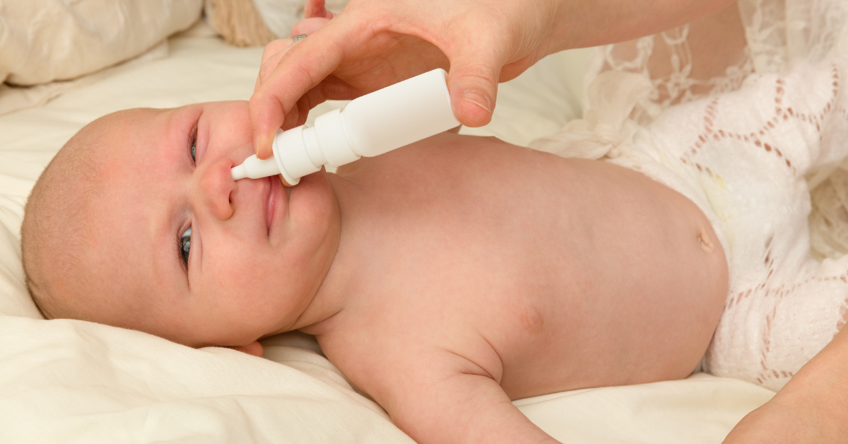 mama stavlja bebi kapi za nos