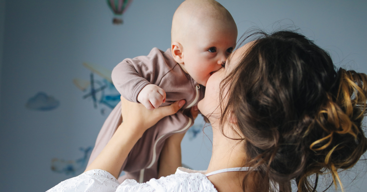 mama drži bebu i ljubi je