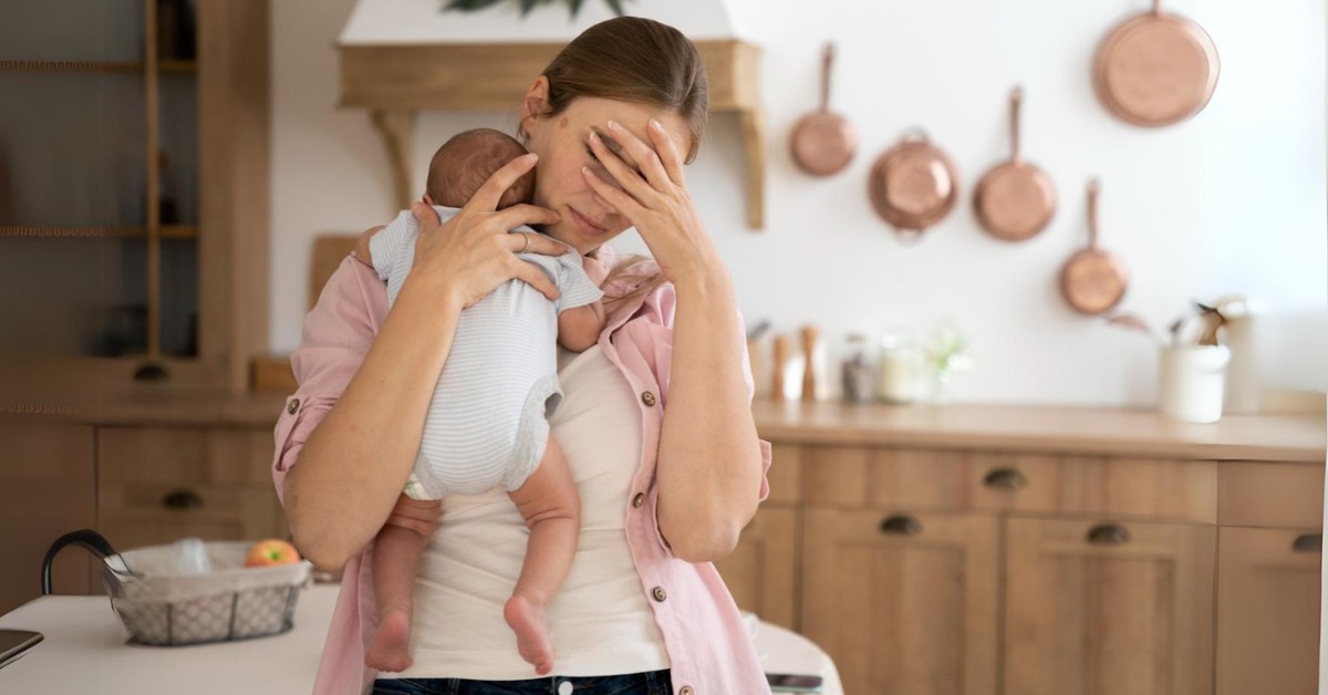 tužna mama drži bebu