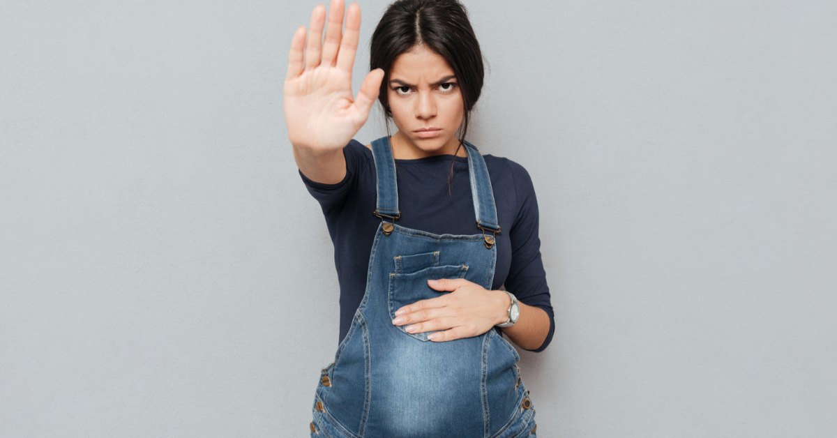 Trudnica drži stomak ljuta je