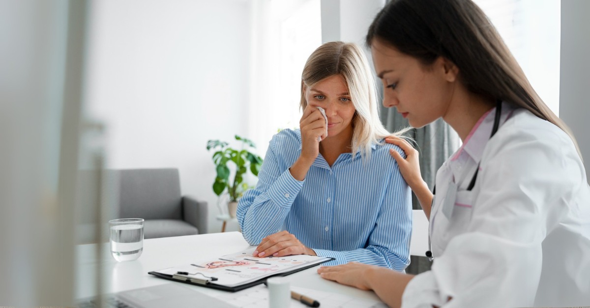 žena razgovara sa svojom lekarkom