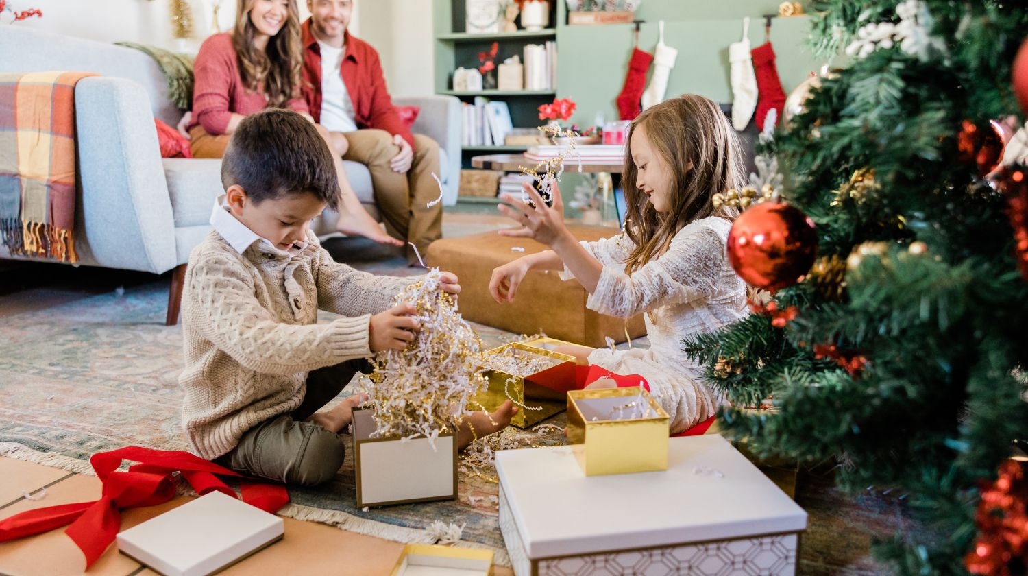 Deca otvaraju novogodišnje poklone