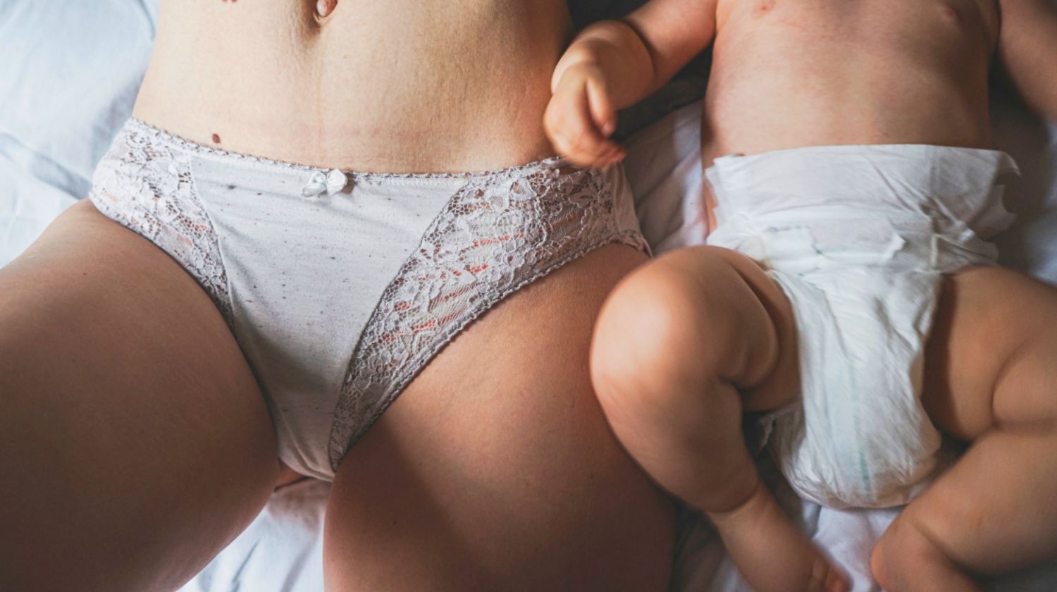 Mama i beba zajedno leže na krevetu