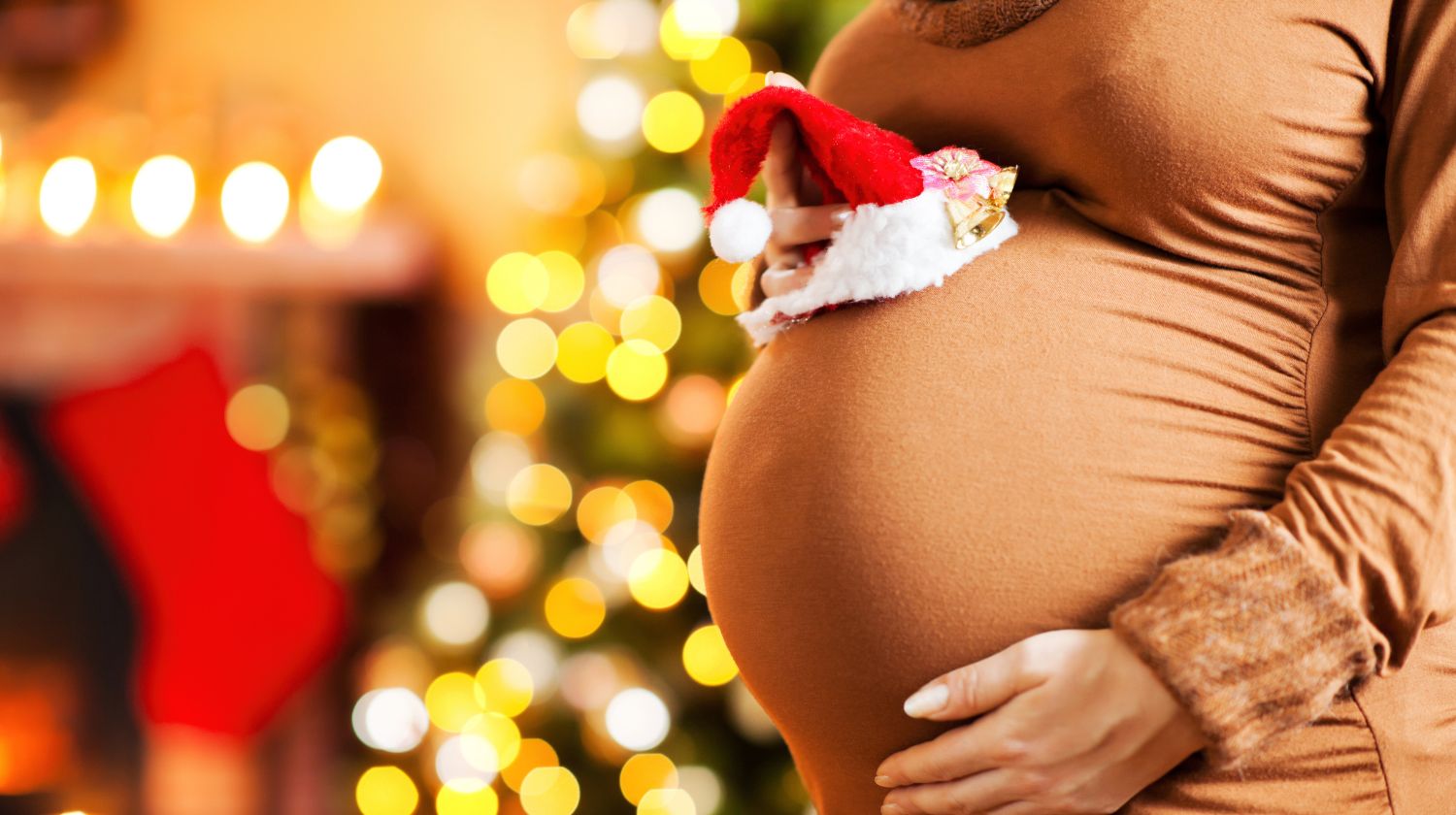 Trudnica Nova godina Deda Mrazova kapa na trudničkom stomaku