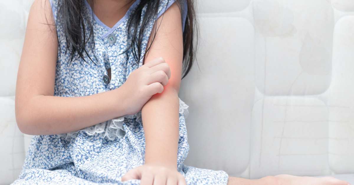 devojčica češe ruku