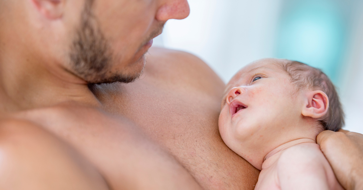 beba leži tati na grudima