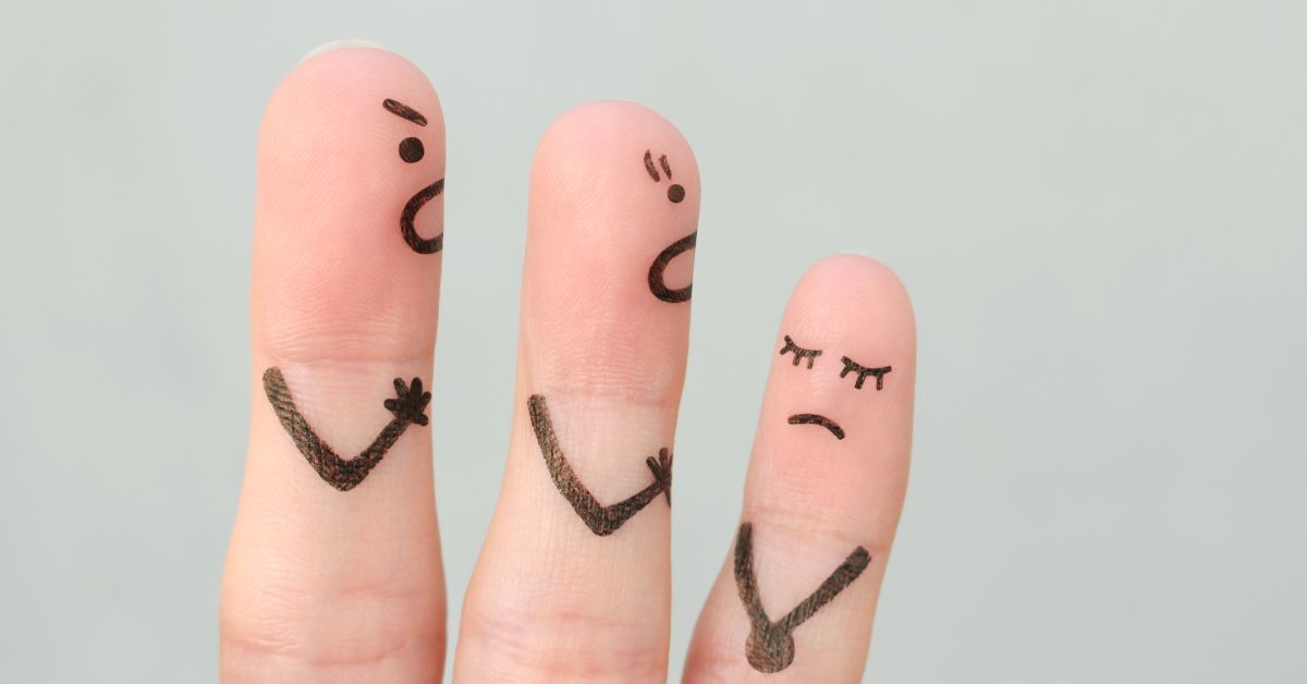 Prsti sa nacrtanim izrazima lica grdnja