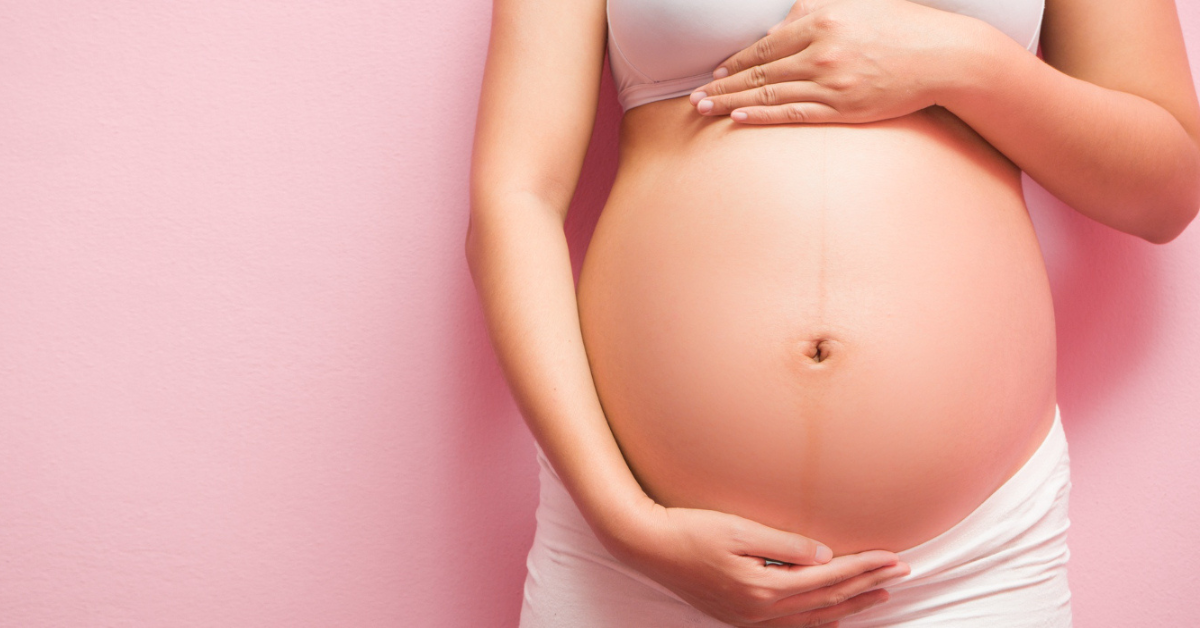 Trudnicki stomak roze pozadina