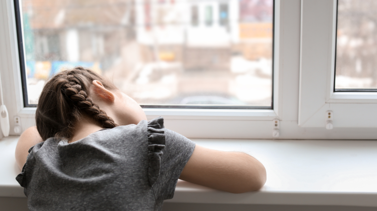 Dete_gleda_kroz_prozor