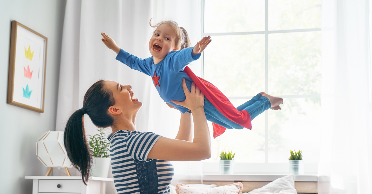 Devojčica maskirana u superheroja