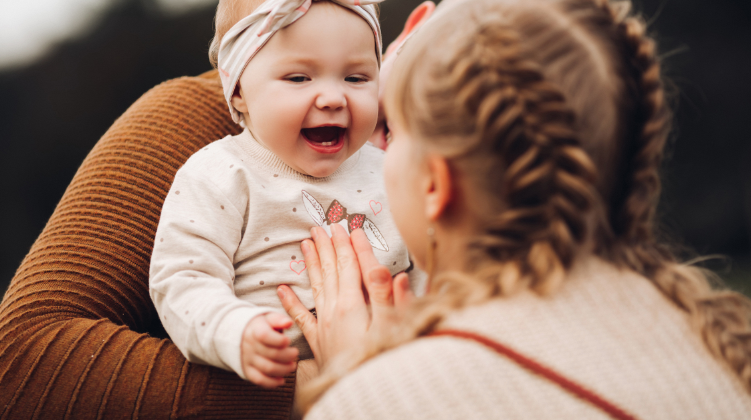 Dete se smeje u naručju