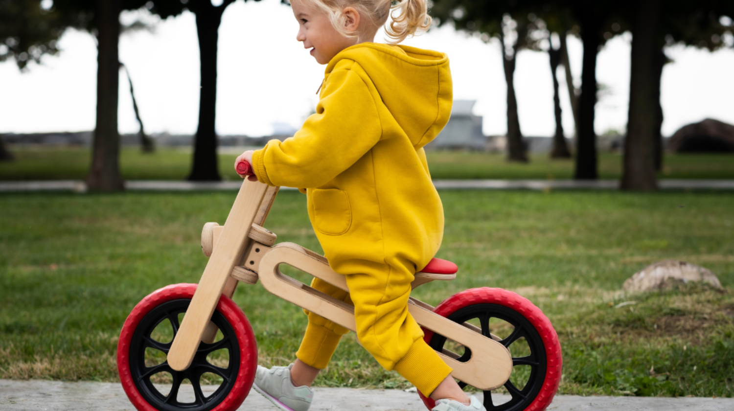 Dete vozi balans bicikl