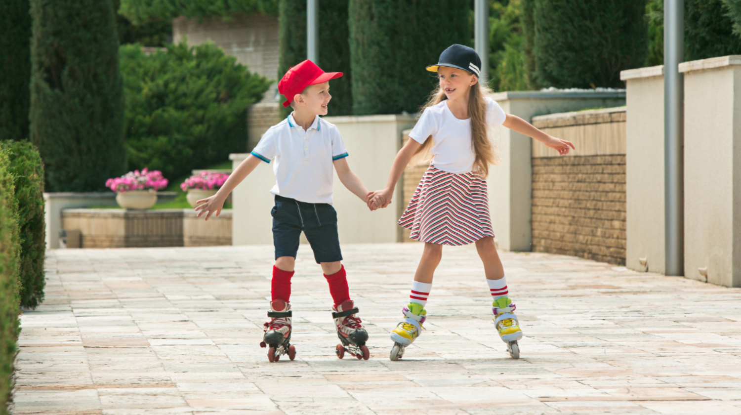 Dečak i devojčica na rolerima