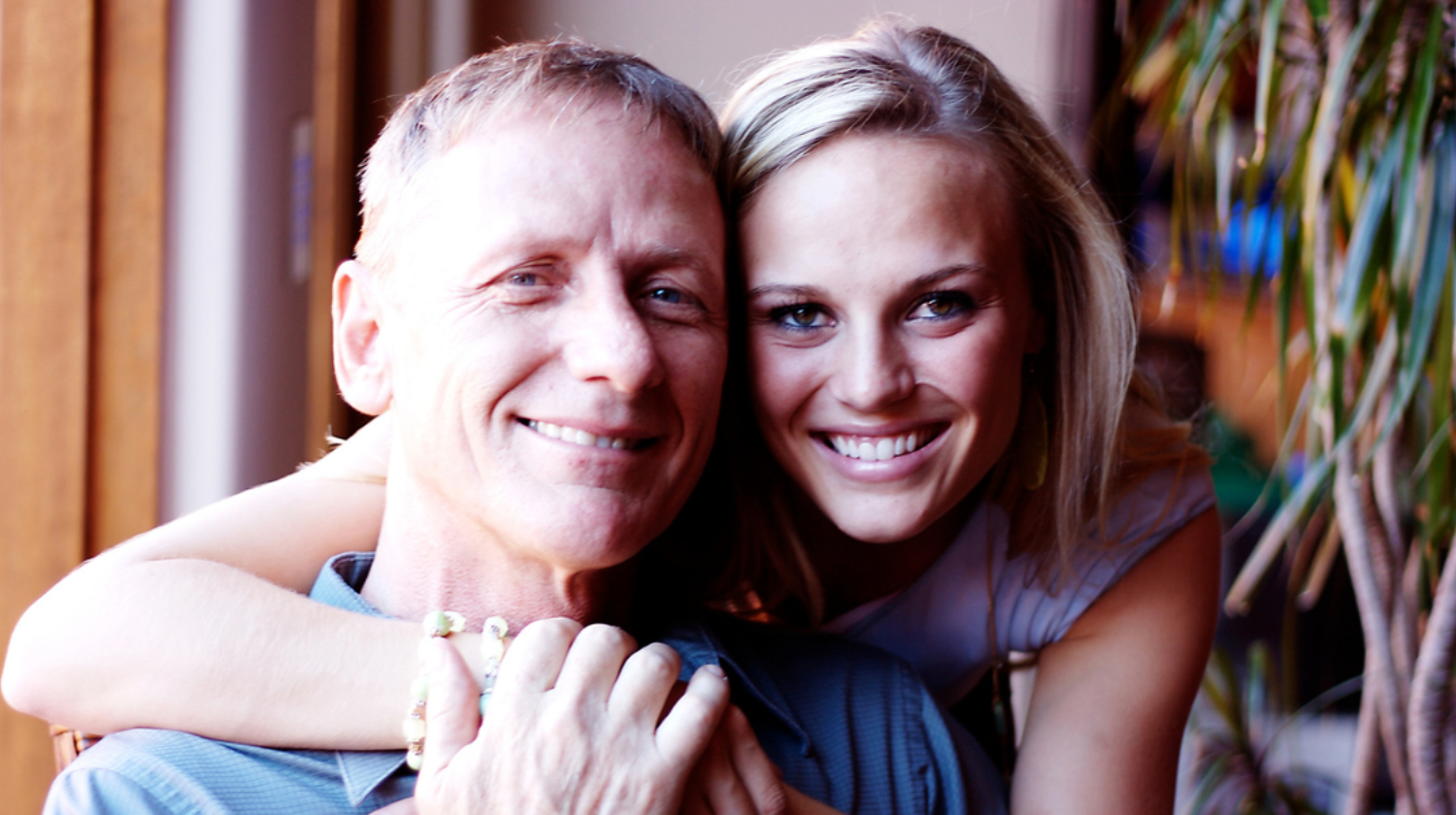 mušakarac i žena u zagrljaju