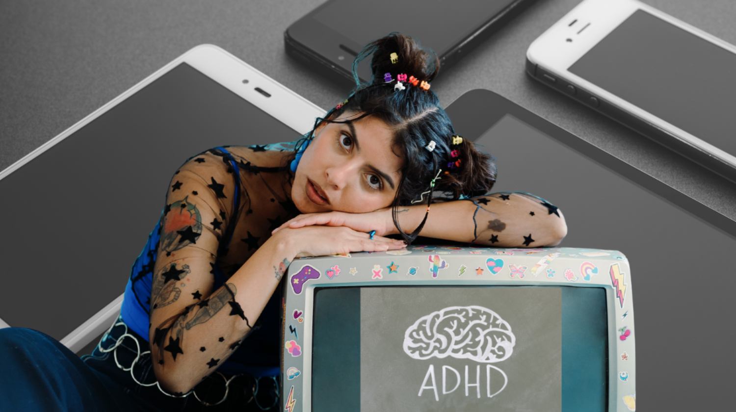 devojka naslonjena na televizor