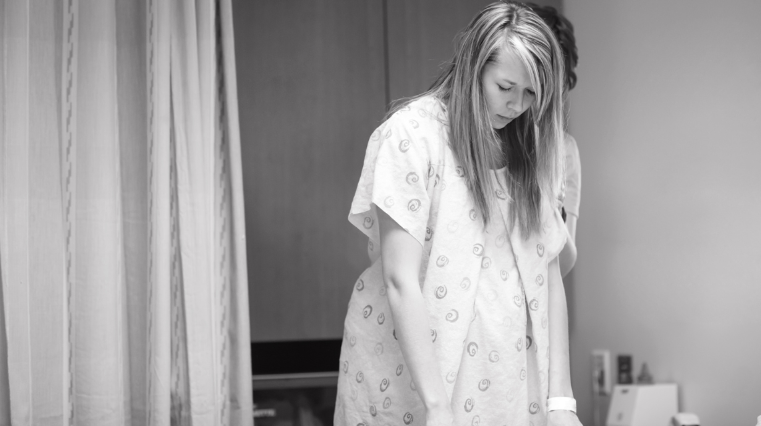 Žena hoda tokom porođaja