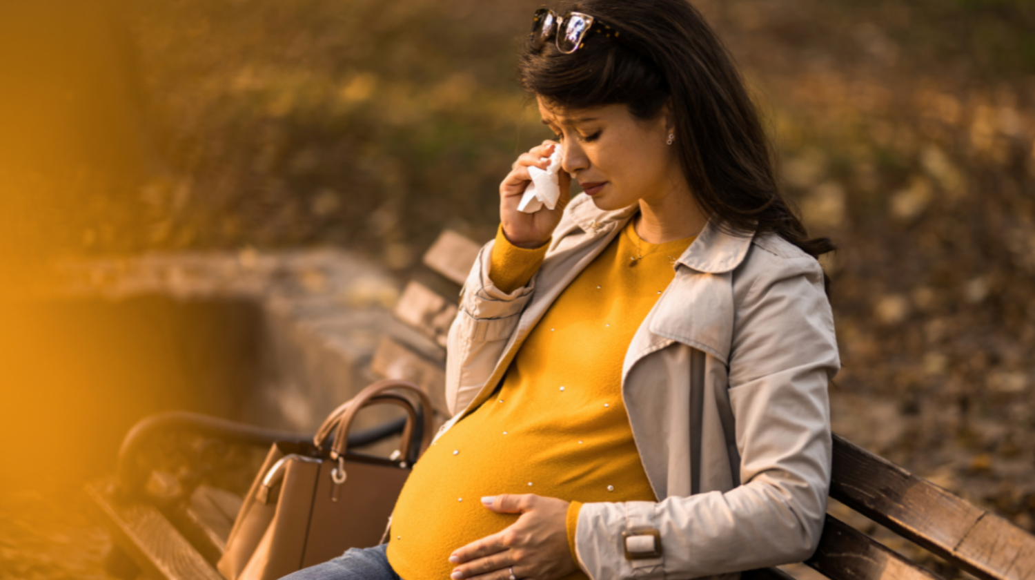 Trudna žena plače na klupi