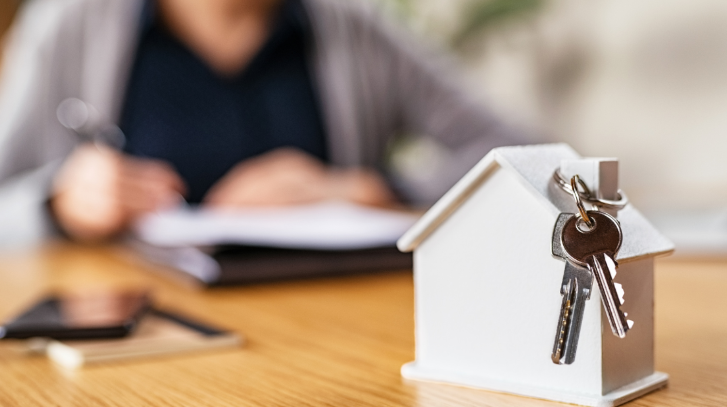 figurica kuće i ključevi