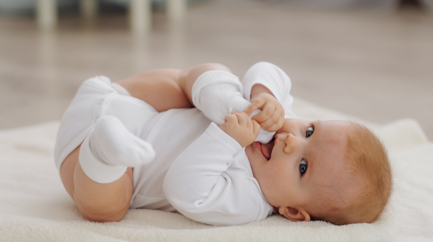 beba hvata svoju nogu