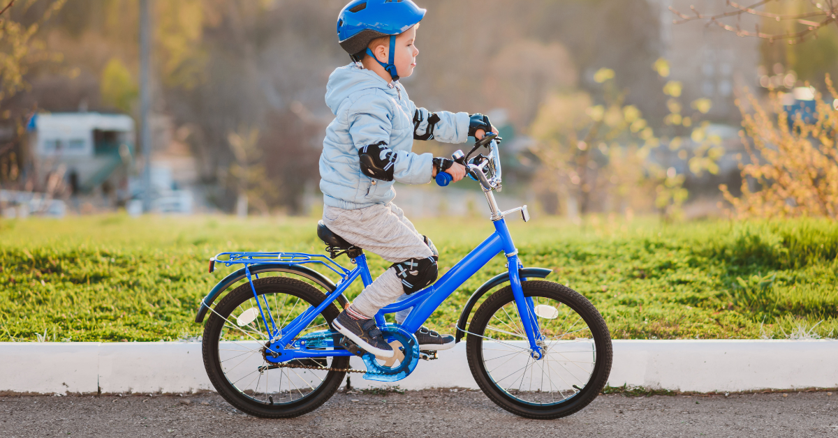 Dečak na plavom biciklu