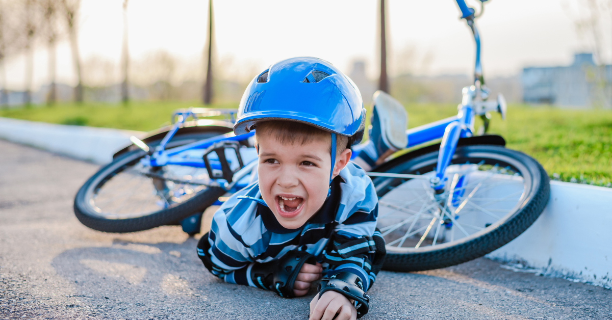 Dečak pao sa plavog bicikla