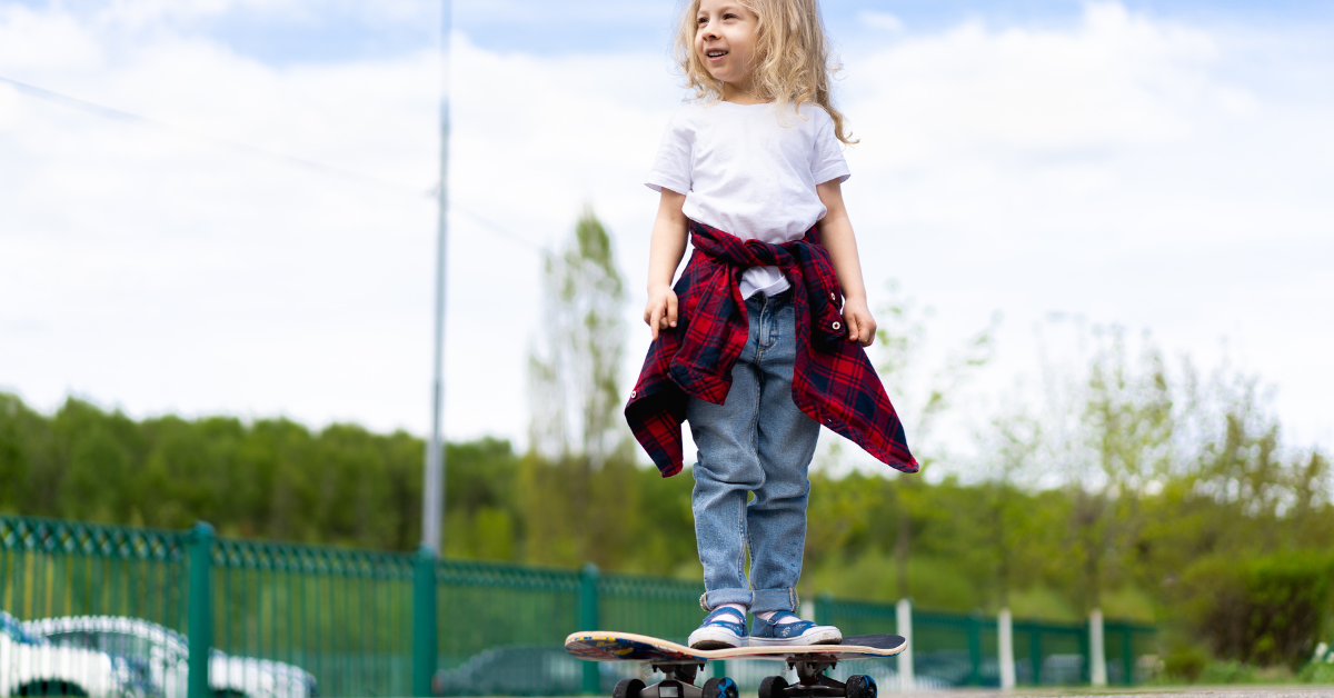 Devojčica na skejtu sa kariranom košuljom oko struka