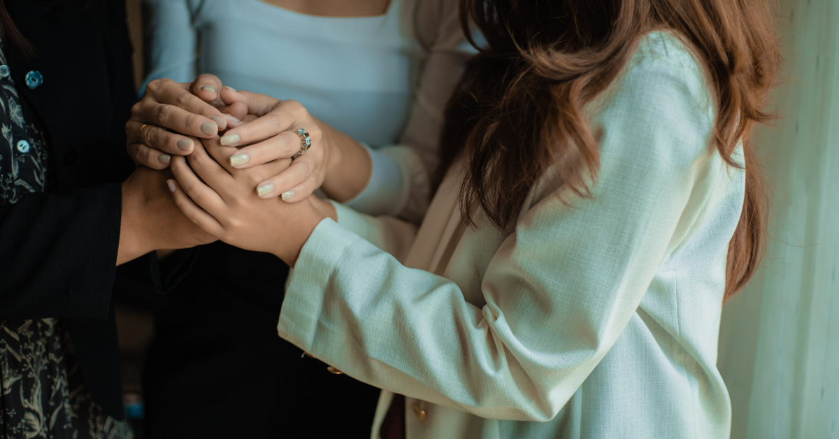 Žene se drže za ruke u znak podrške