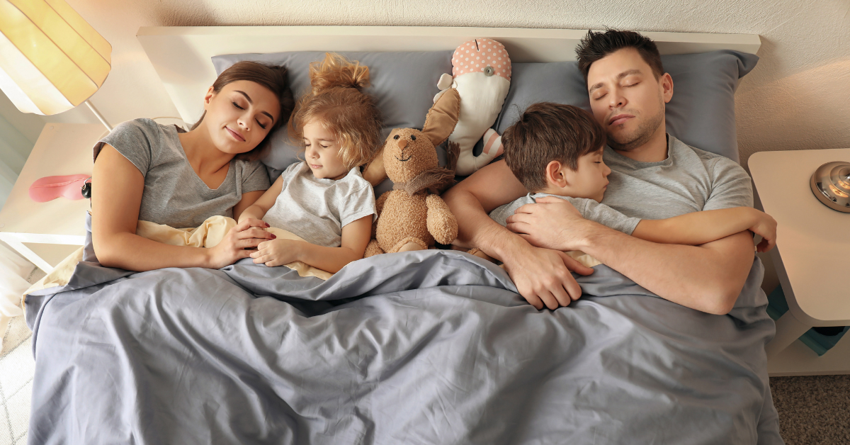 Porodica spava zajedno