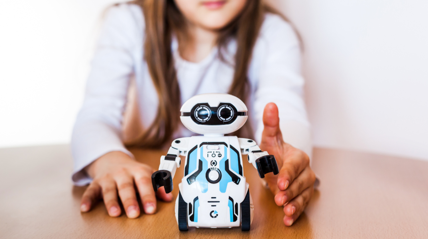 devojčica sa robotm igračkom