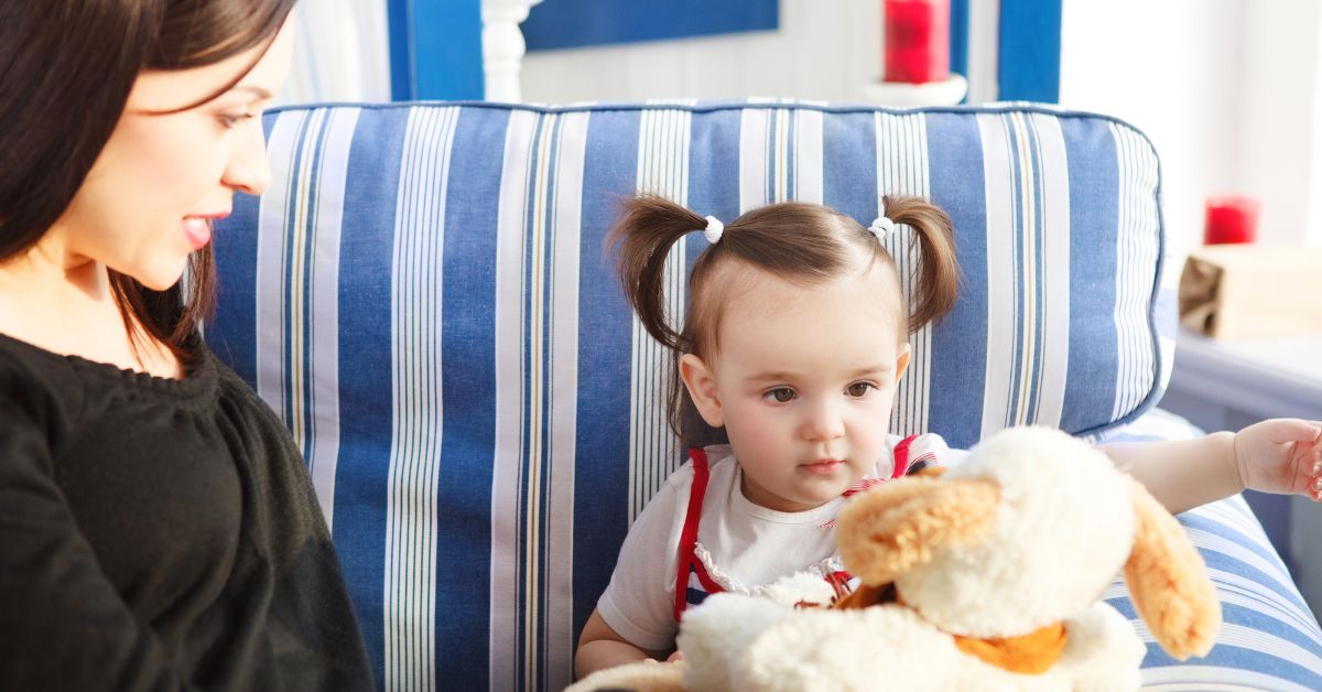 majka se igra sa jednogodišnjom devojčicom