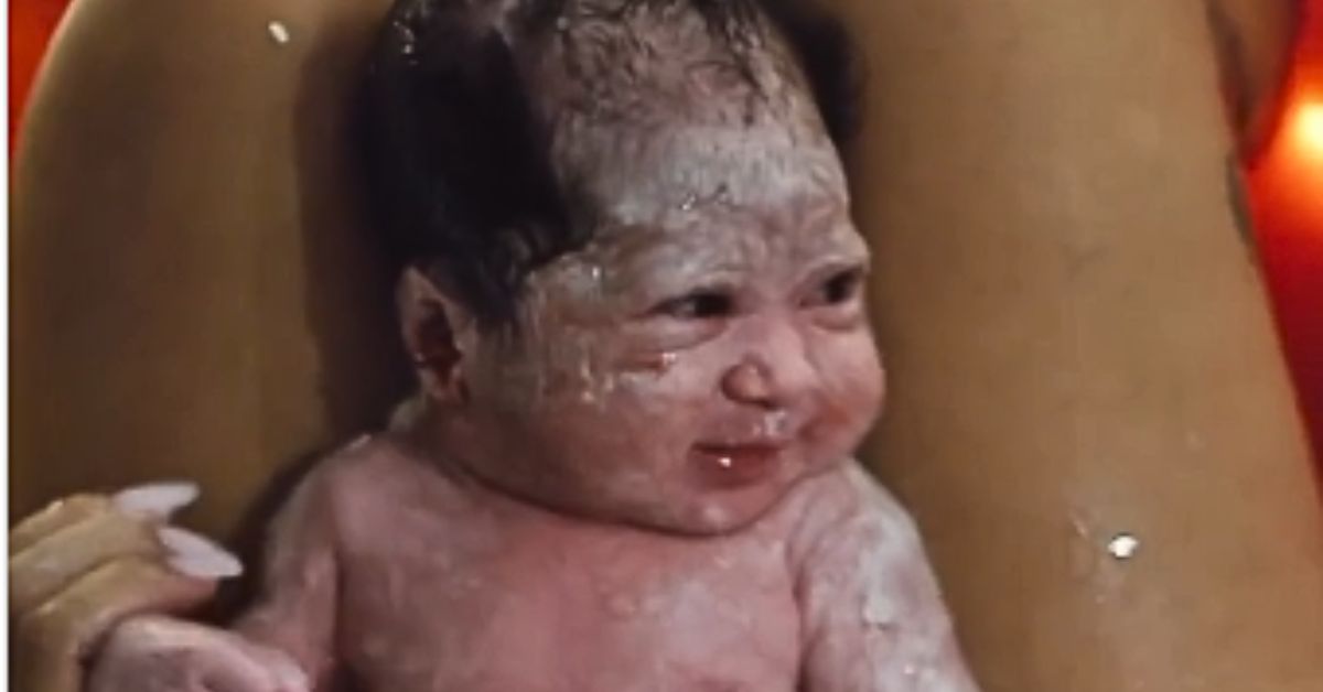 Tek rođena beba se smeje