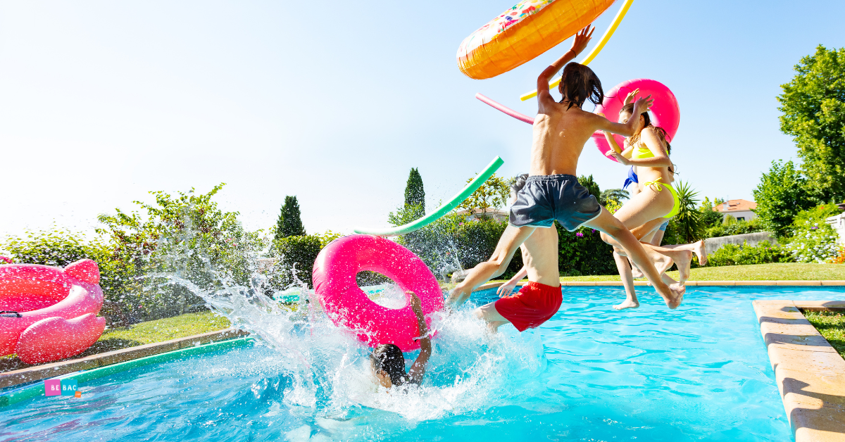 deca skaču u bazen sa gumenim pojasevima za vodu