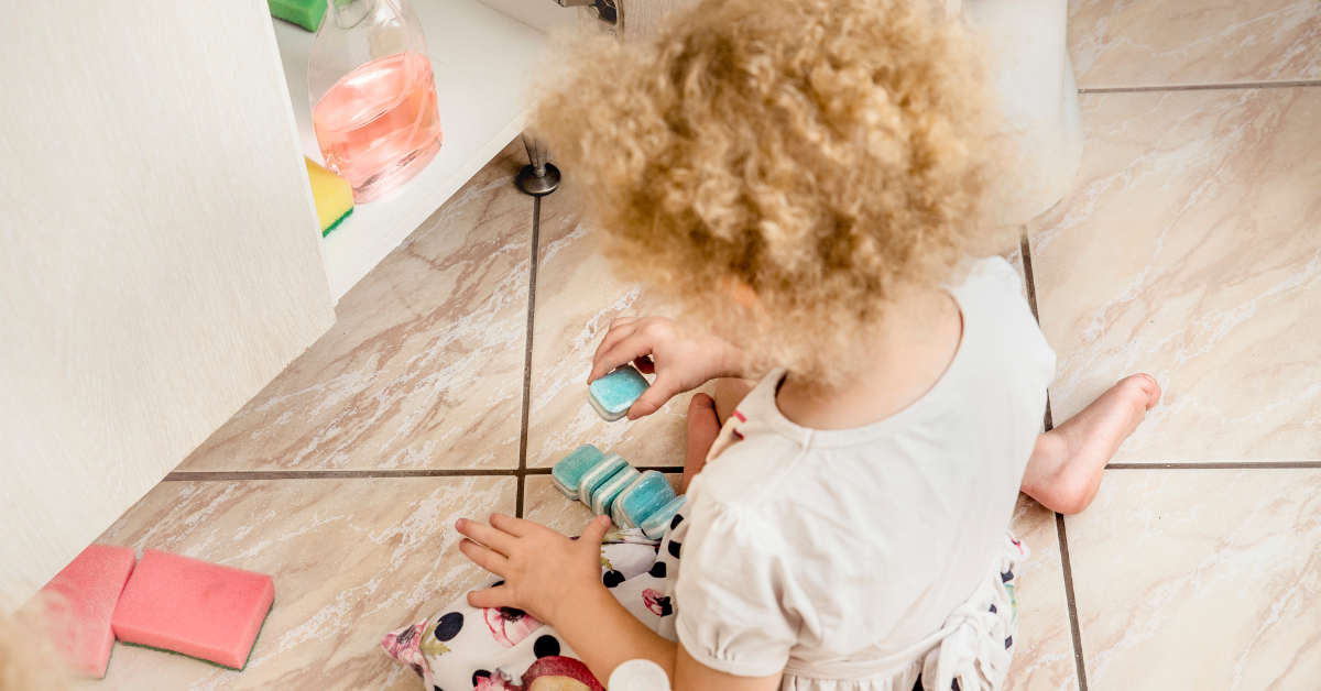 dete se na podu kupatila igra hemijom za čistoću