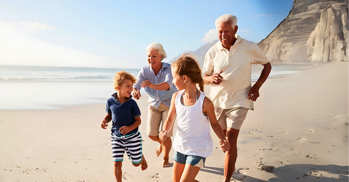 baba i deda sa unucima na plaži trče