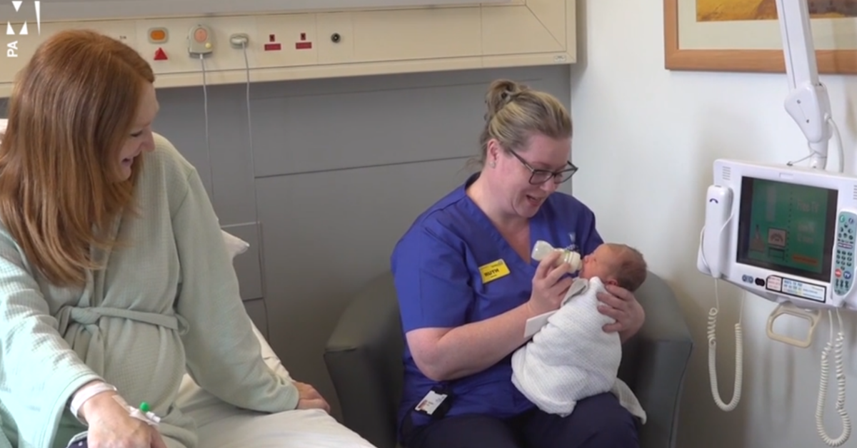 mama i babica u bolničkoj sobi sa bebom