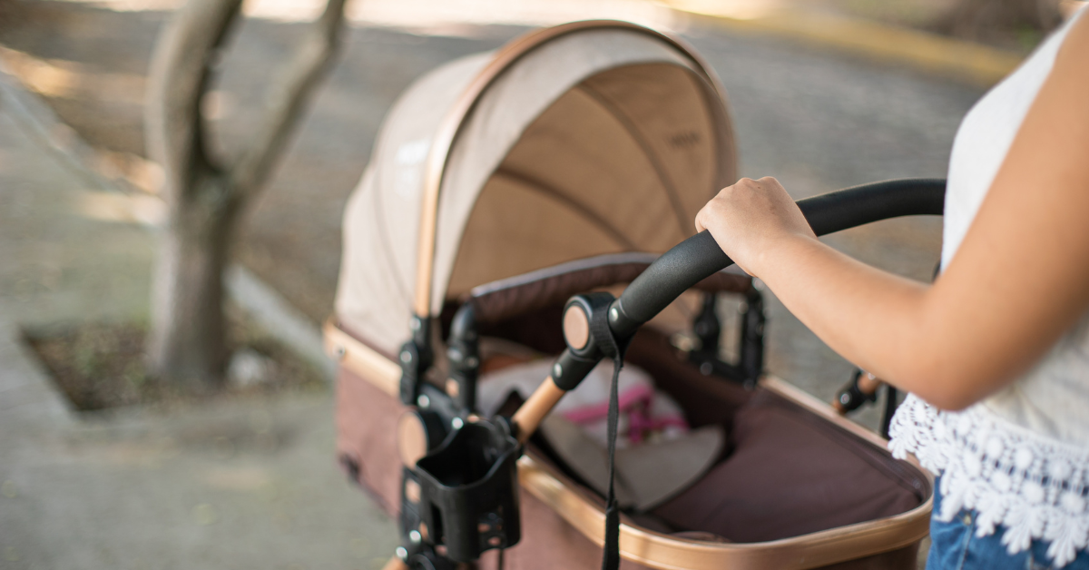 mama gura bebu u kolicima